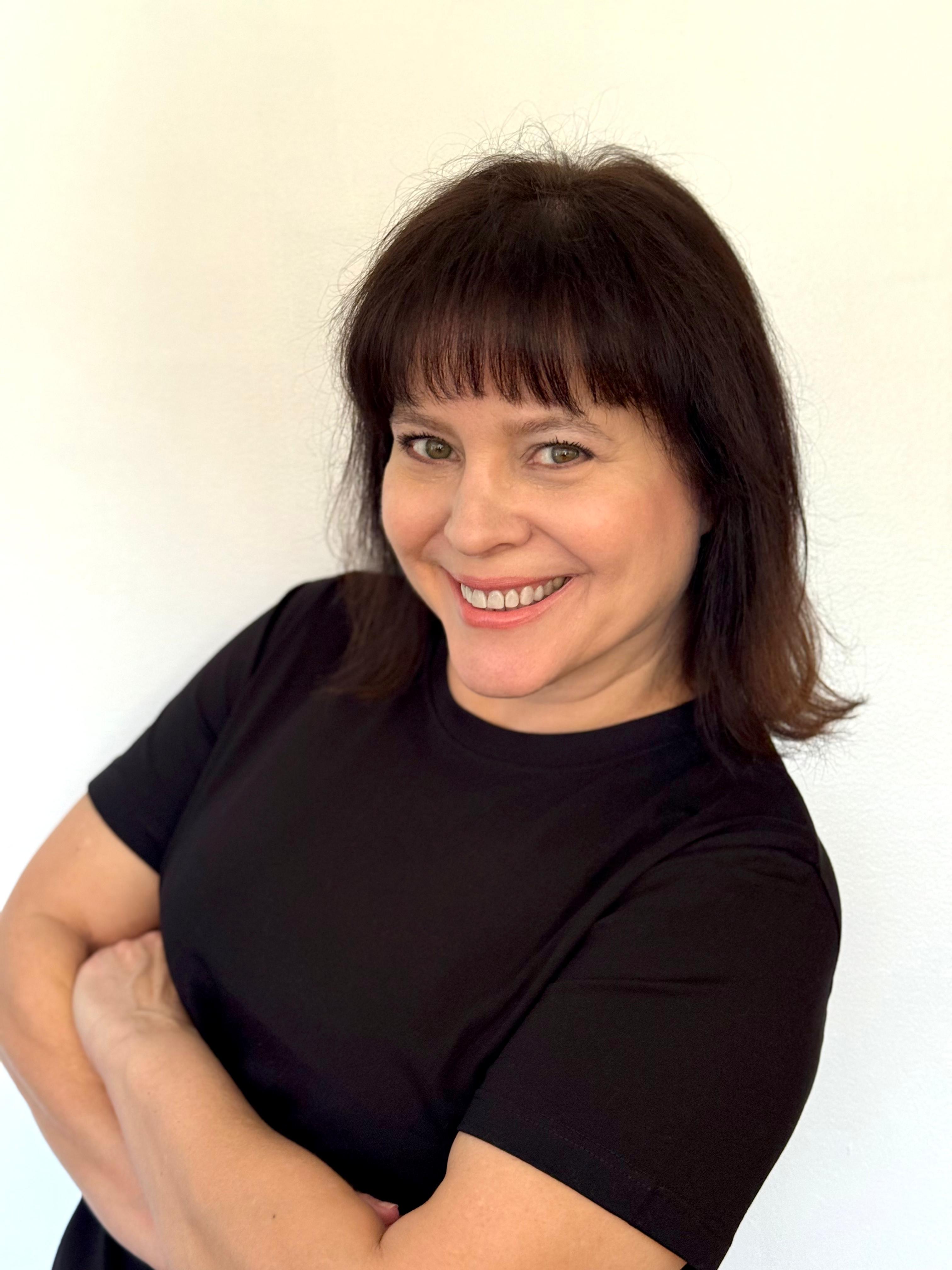 Suzanna Brown Comedy headshot — clean stand-up comedian